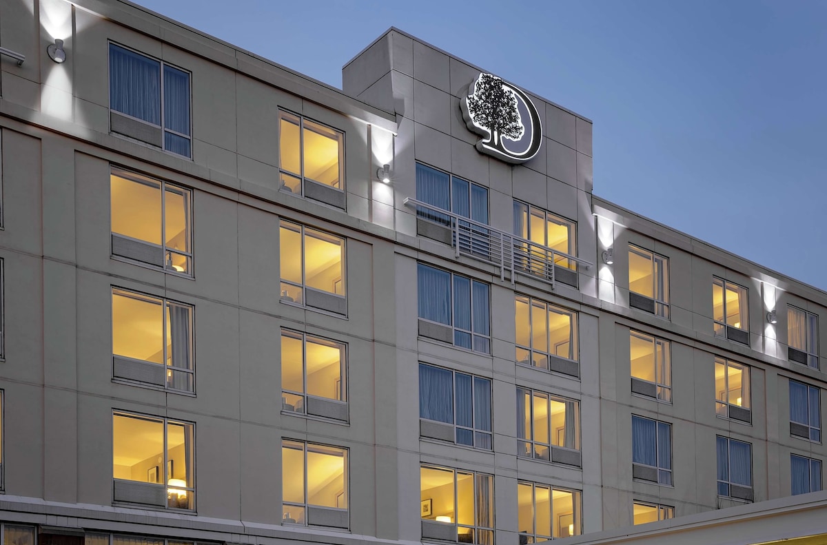 DoubleTree by Hilton Boston Bayside - Photo 1