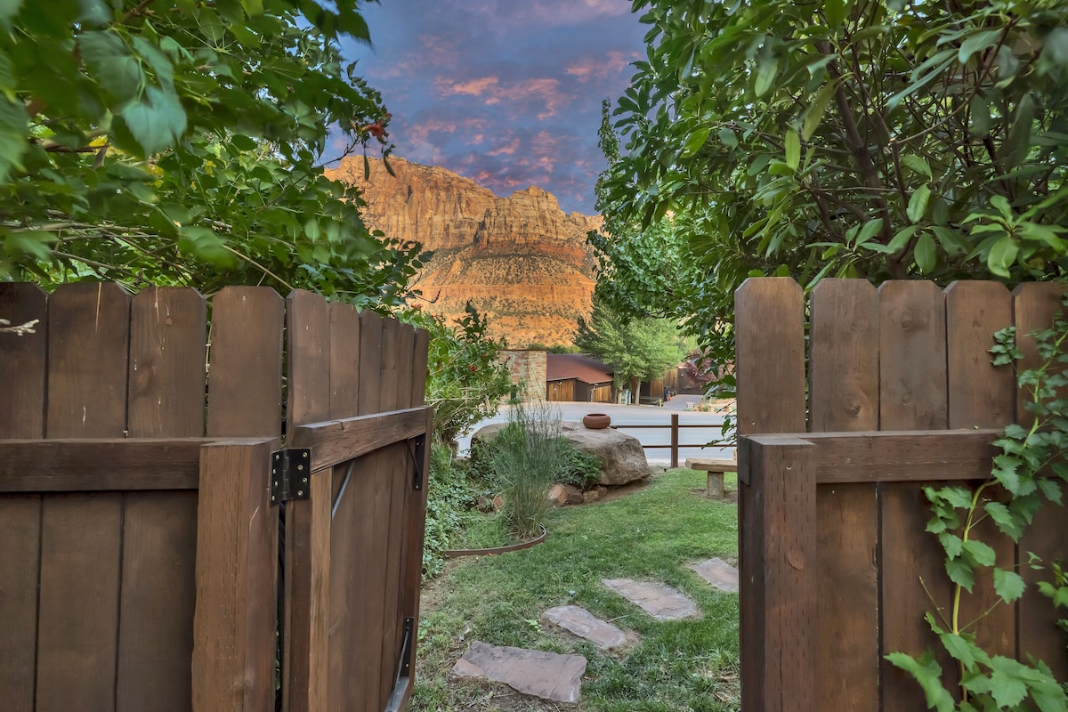 Red Rock Inn - Photo 1