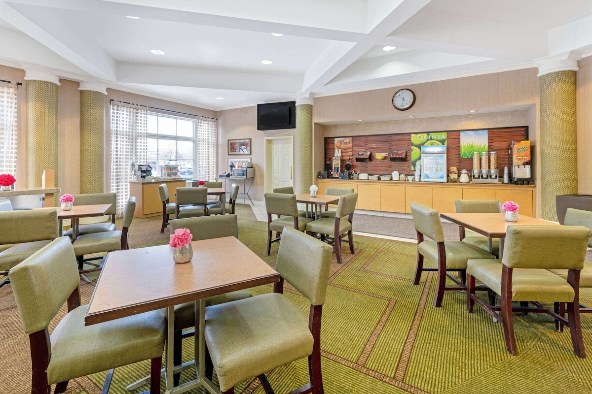 La Quinta Inn & Suites by Wyndham Salt Lake City Airport - Photo 1