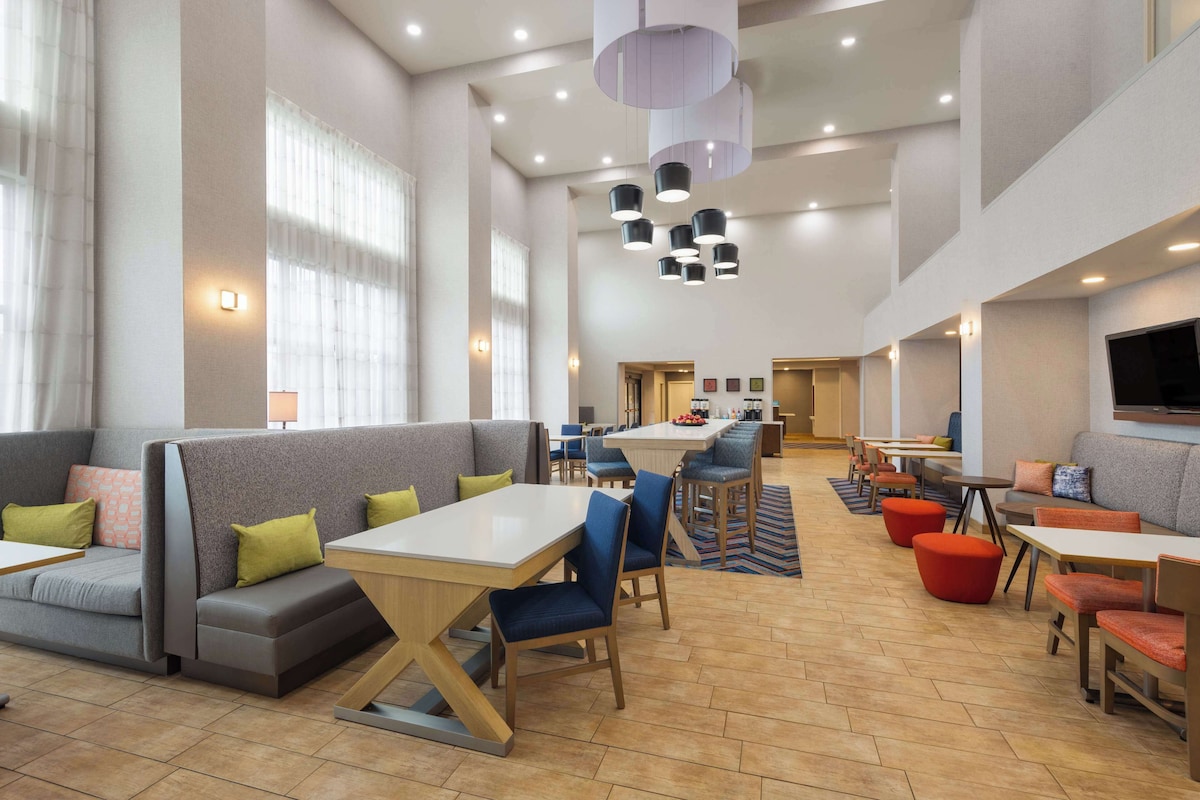 Hampton Inn & Suites Harrisburg/North - Photo 1