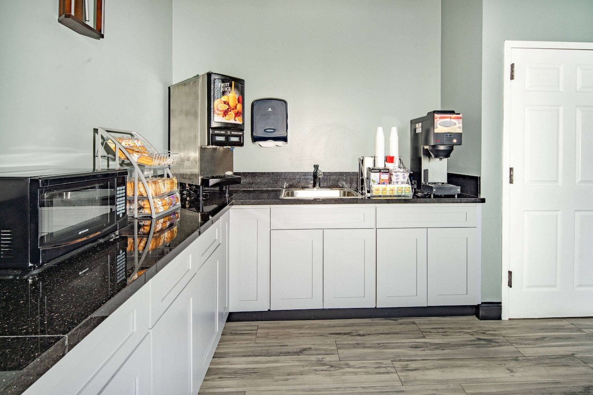 Super 8 by Wyndham North Hollywood - Photo 1