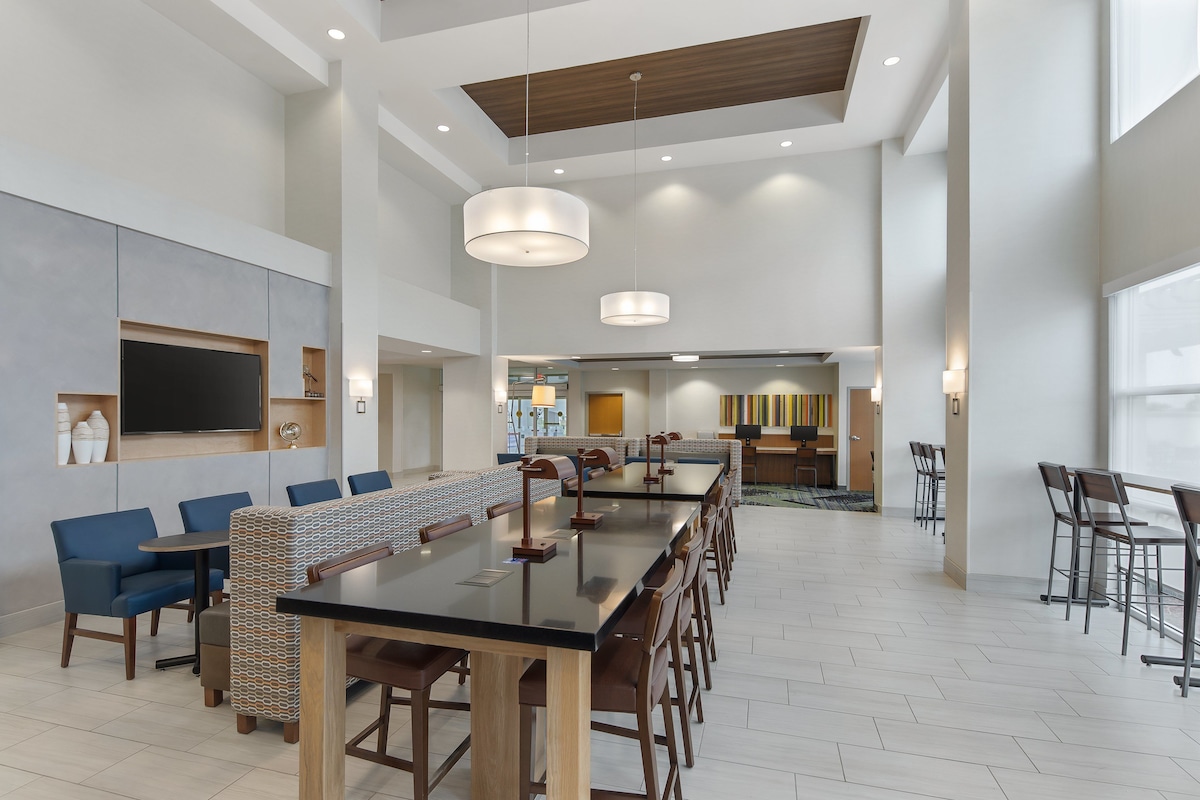 Holiday Inn Express & Suites Sacramento Airport Natomas By IHG - Photo 1