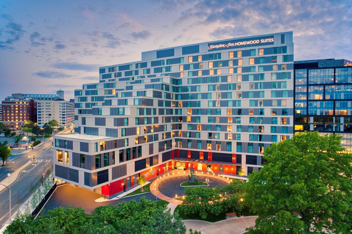 Hampton Inn Boston Seaport District - Photo 1