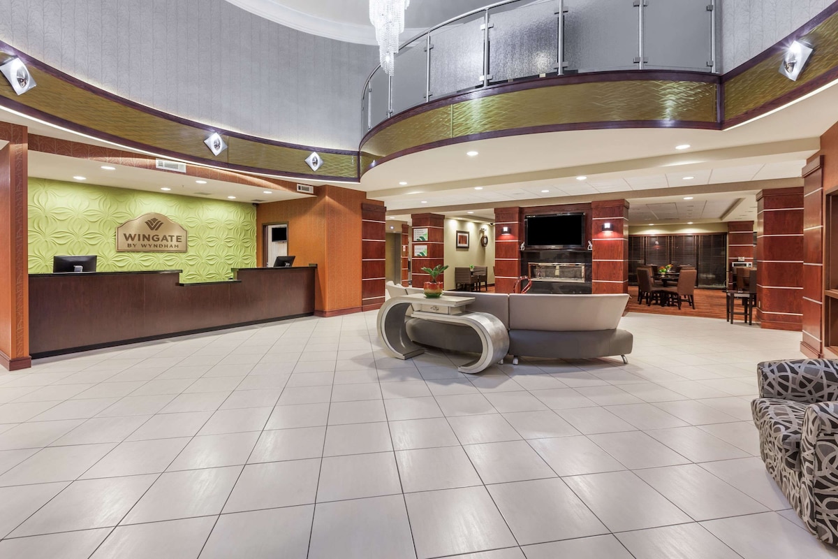 La Quinta Inn & Suites By Wyndham Tulsa Midtown - Photo 1