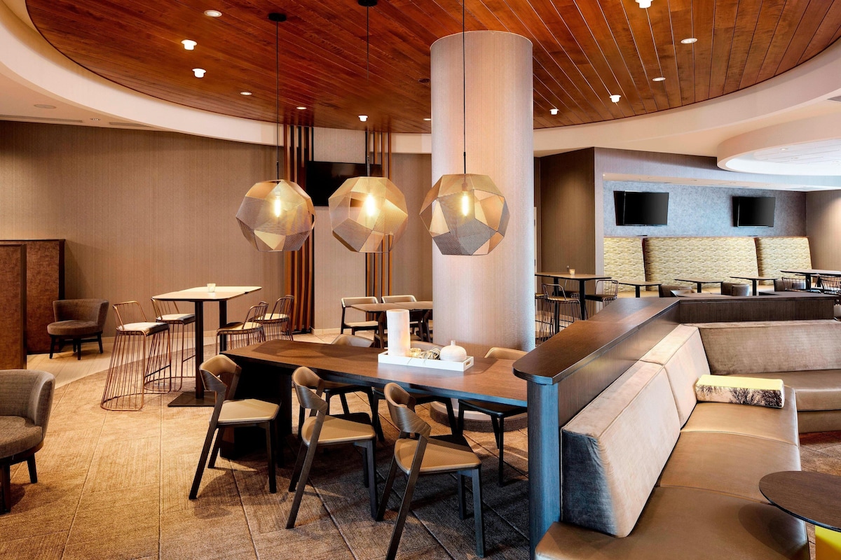 SpringHill Suites by Marriott Indianapolis Downtown - Photo 1