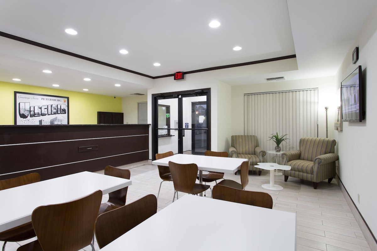 Super 8 By Wyndham Petersburg - Photo 1