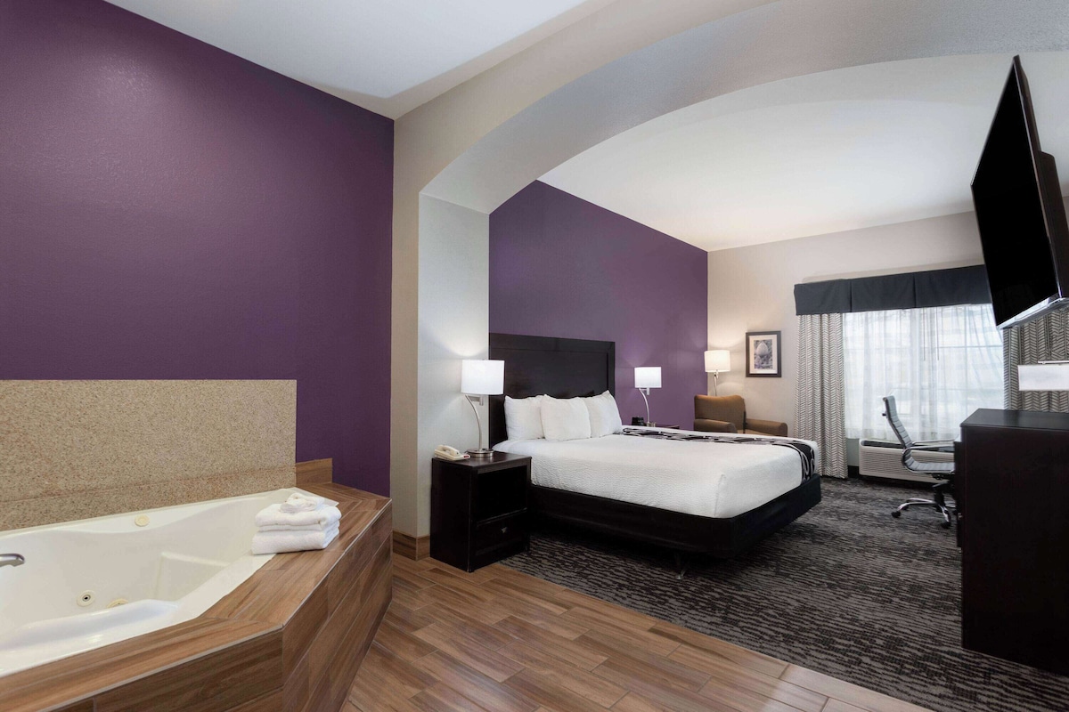 La Quinta Inn & Suites by Wyndham Huntsville Airport Madison - Photo 1