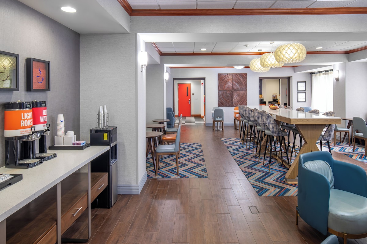Hampton Inn Omaha West-Lakeside - Photo 1