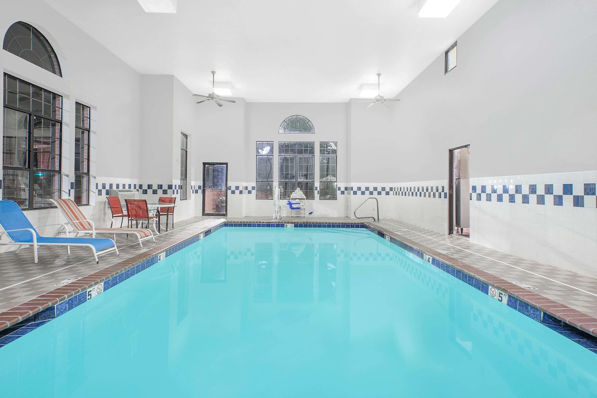 Super 8 by Wyndham Lowell/Bentonville/Rogers Area - Photo 1