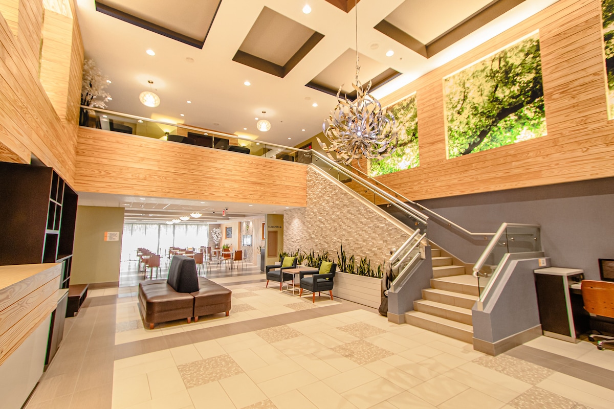 Days Inn & Suites by Wyndham Fort Myers Near JetBlue Park - Photo 1