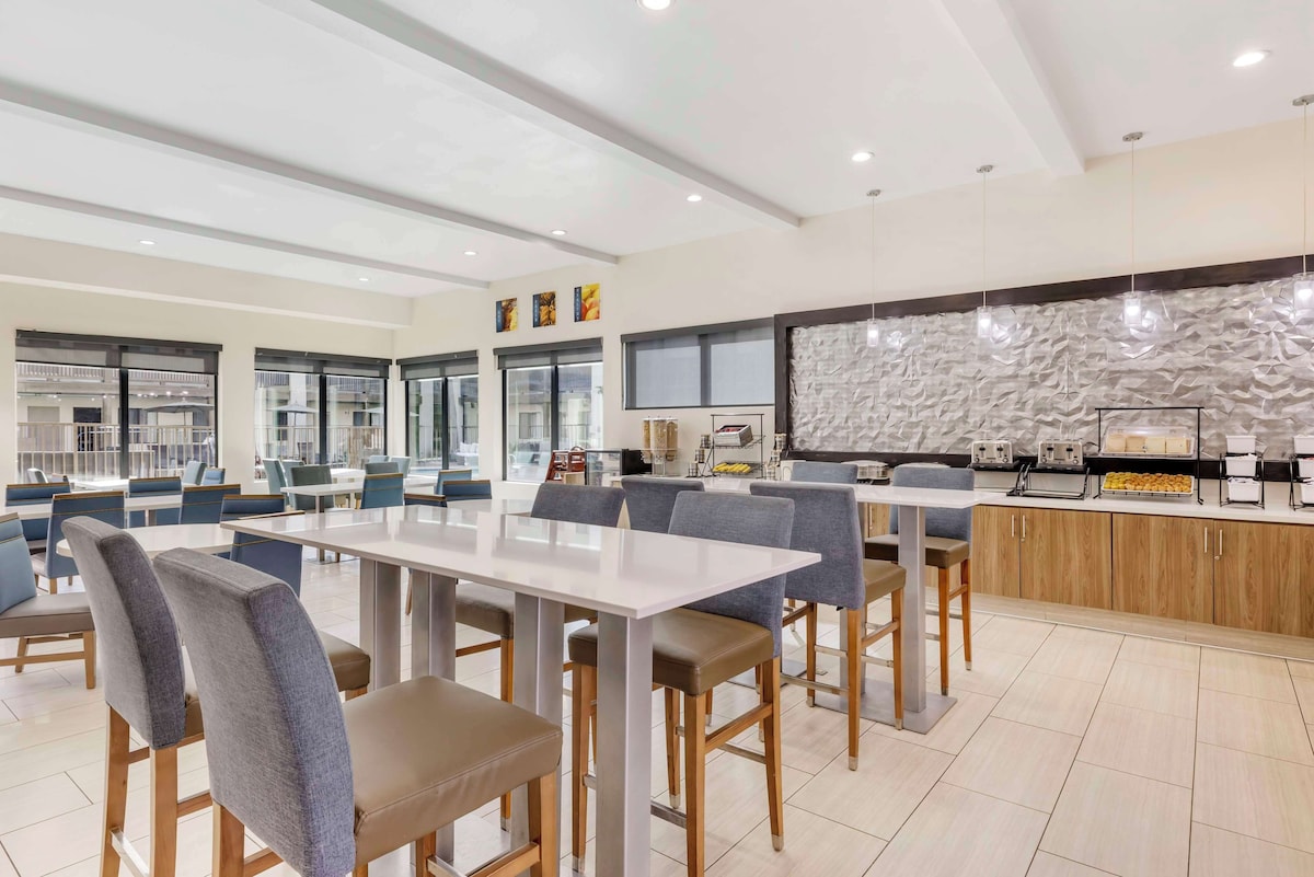 Best Western Carlsbad By The Sea - Photo 1