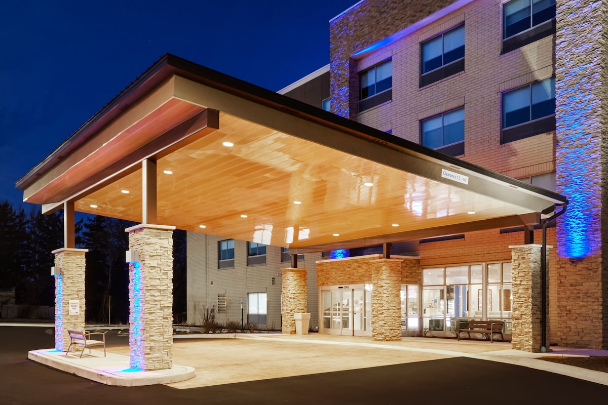 Holiday Inn Express & Suites Chicago North Shore - Niles by IHG - Photo 1