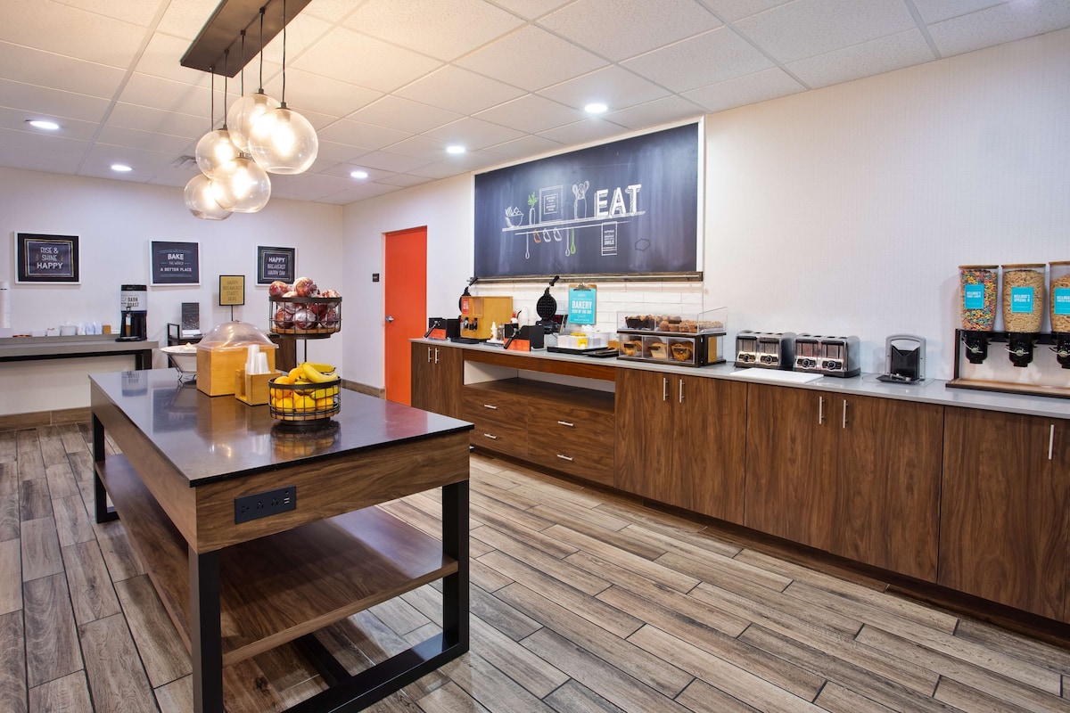 Hampton Inn & Suites Tampa East (Casino Area) - Photo 1