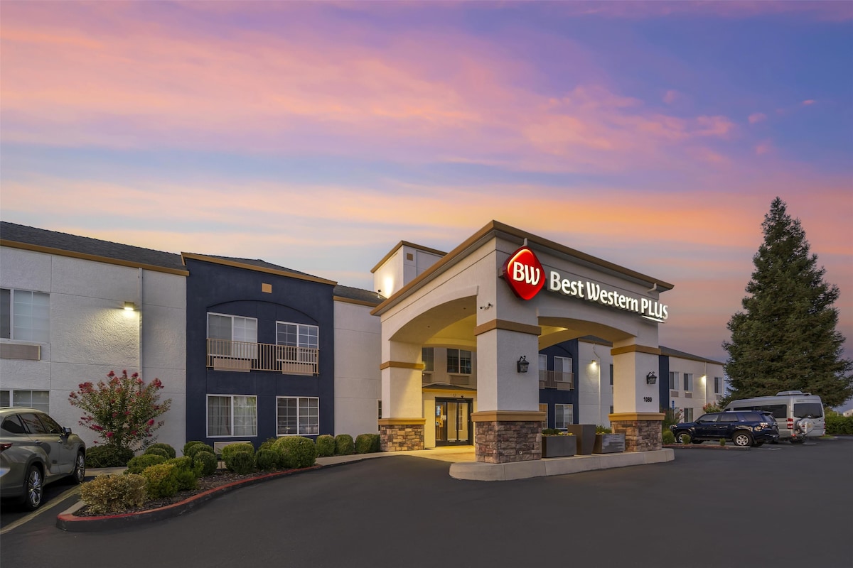 Best Western Plus Twin View Inn & Suites - Photo 1