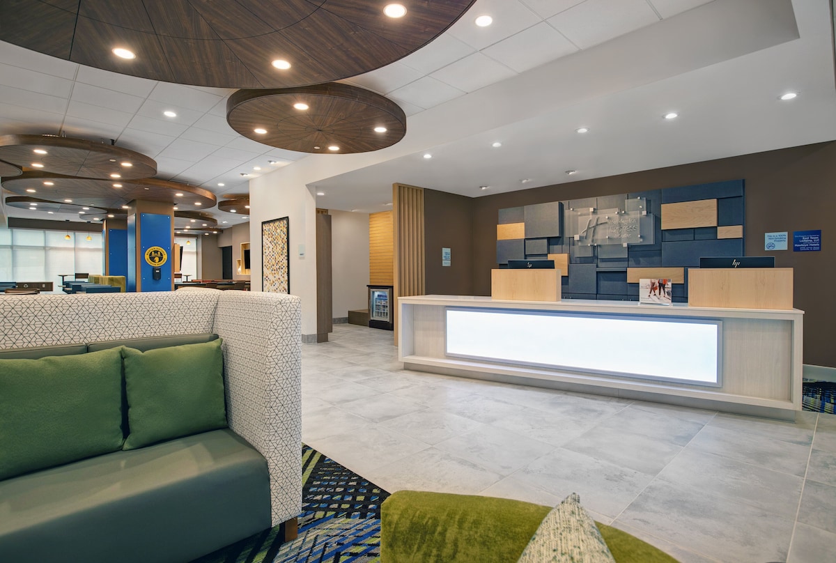 Holiday Inn Express Milwaukee Downtown By IHG - Photo 1