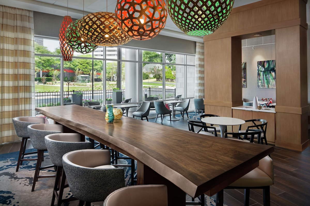 Hampton Inn & Suites Teaneck Glenpointe - Photo 1