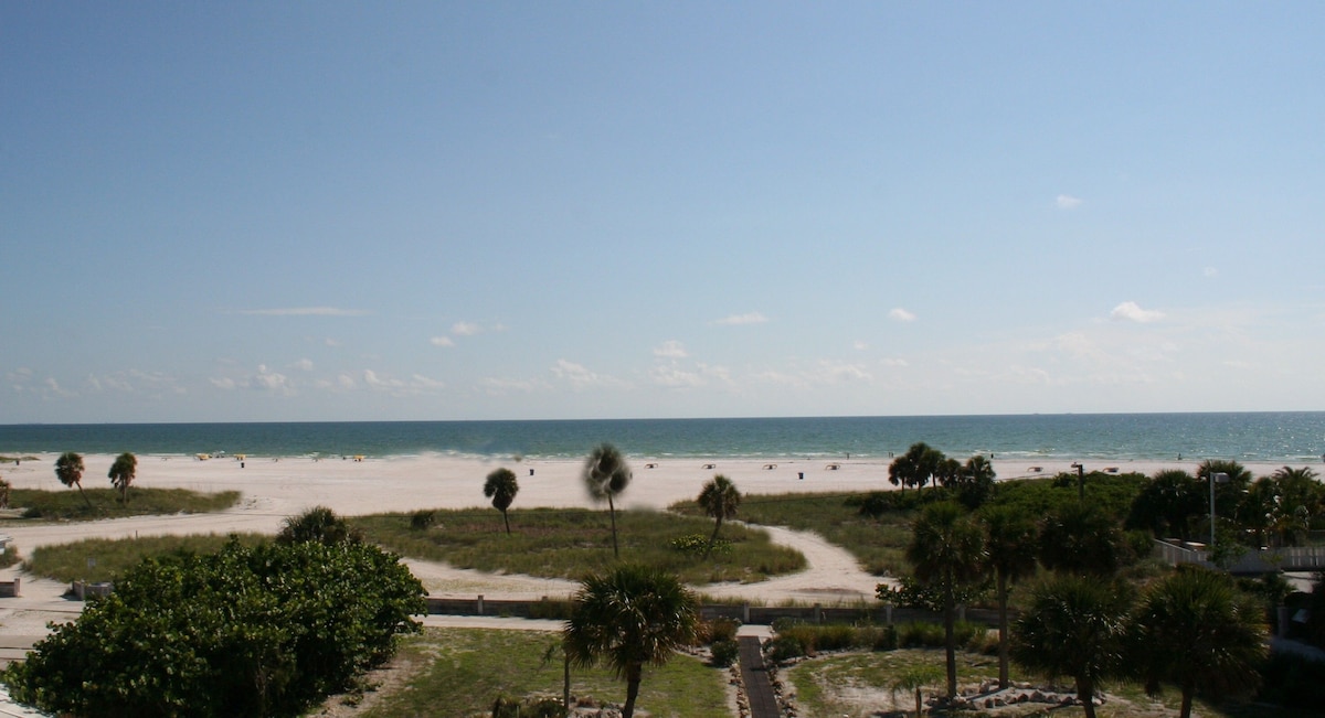 Voyager Beach Club - Photo 1