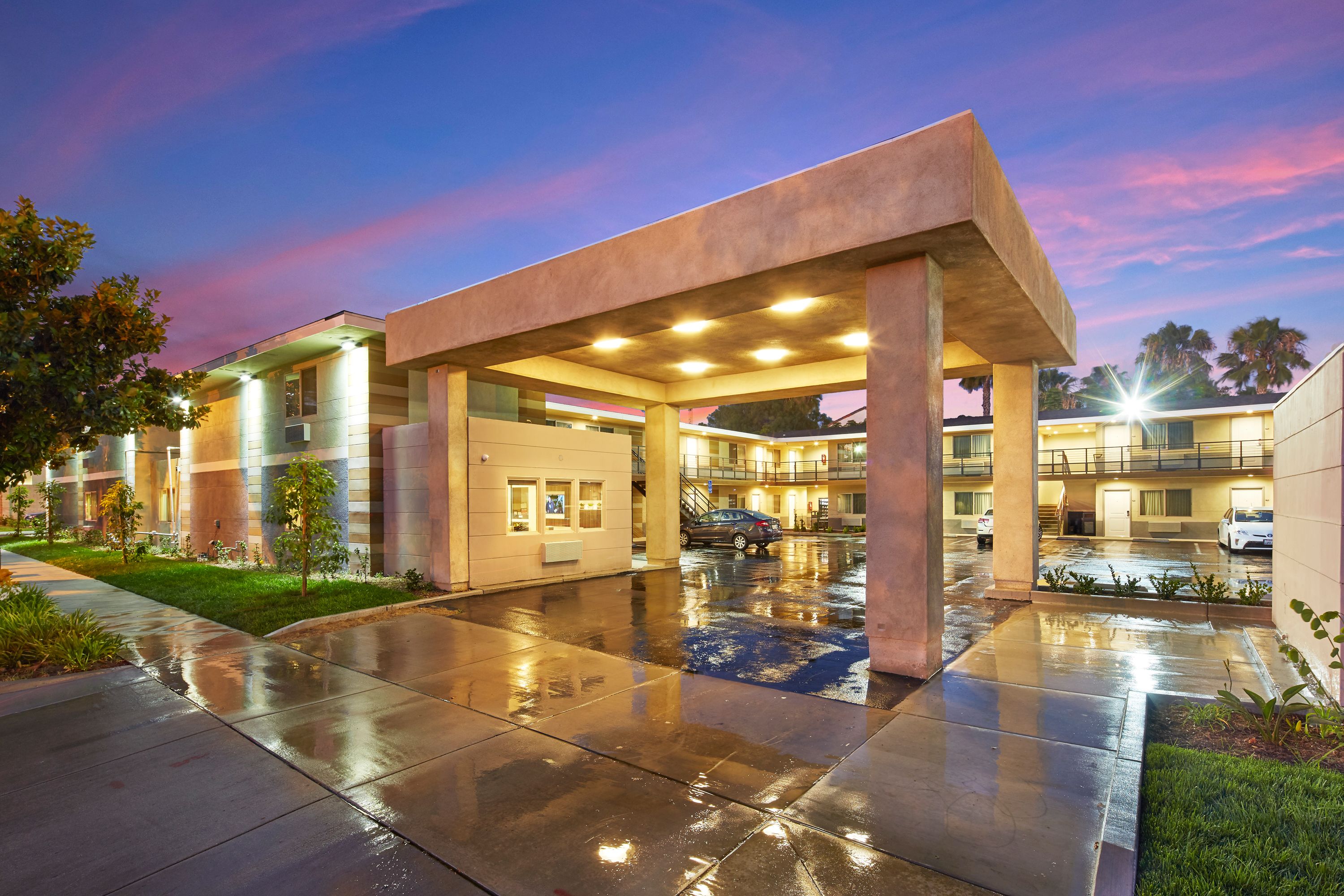 Eden Roc Inn & Suites - Photo 1