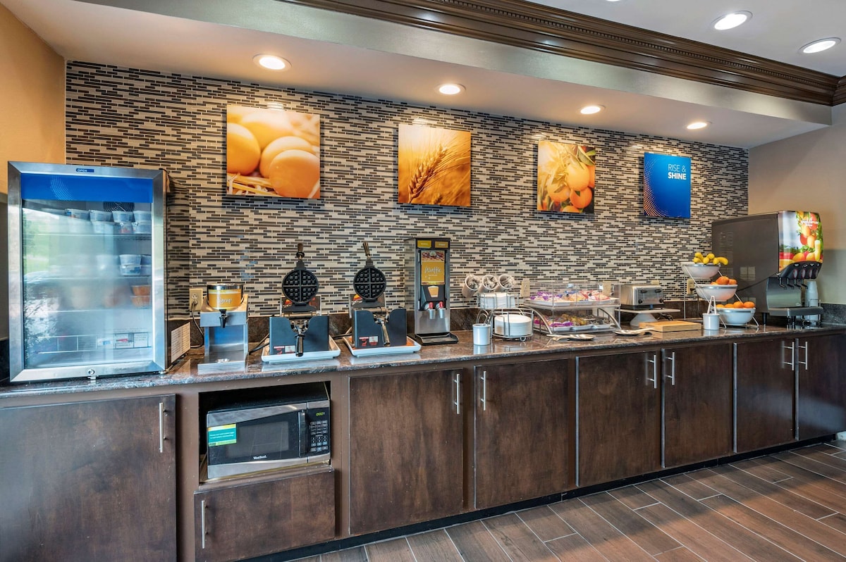 Comfort Inn & Suites Cincinnati Uptown Clifton - Photo 1