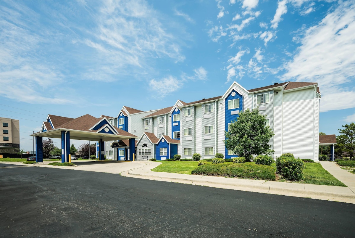 Microtel Inn & Suites by Wyndham Cheyenne - Photo 1