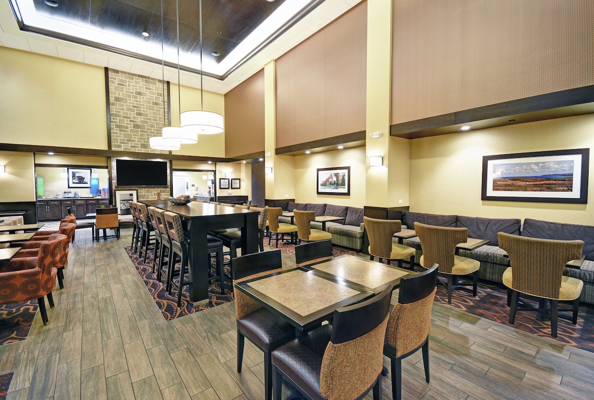 Hampton Inn & Suites Milwaukee/franklin - Photo 1