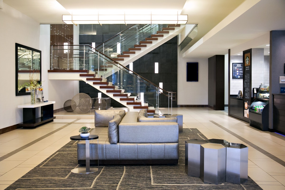 Hilton Minneapolis/Bloomington - Photo 1