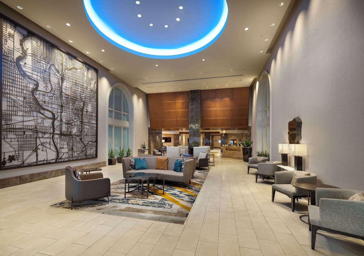 Hilton Indianapolis Hotel & Suites - Photo 1