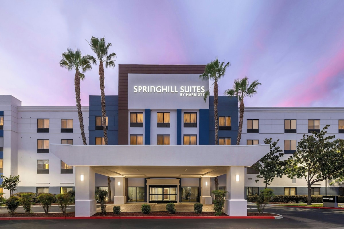 SpringHill Suites by Marriott Fresno - Photo 1