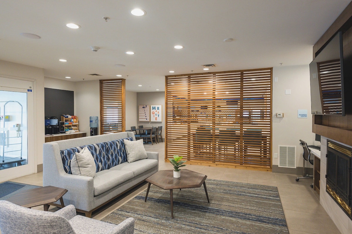 Holiday Inn Express & Suites Marquette By IHG - Photo 1