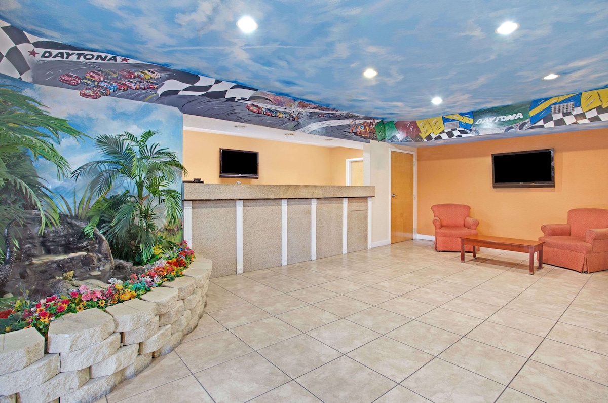 Super 8 by Wyndham Daytona Beach - Photo 1