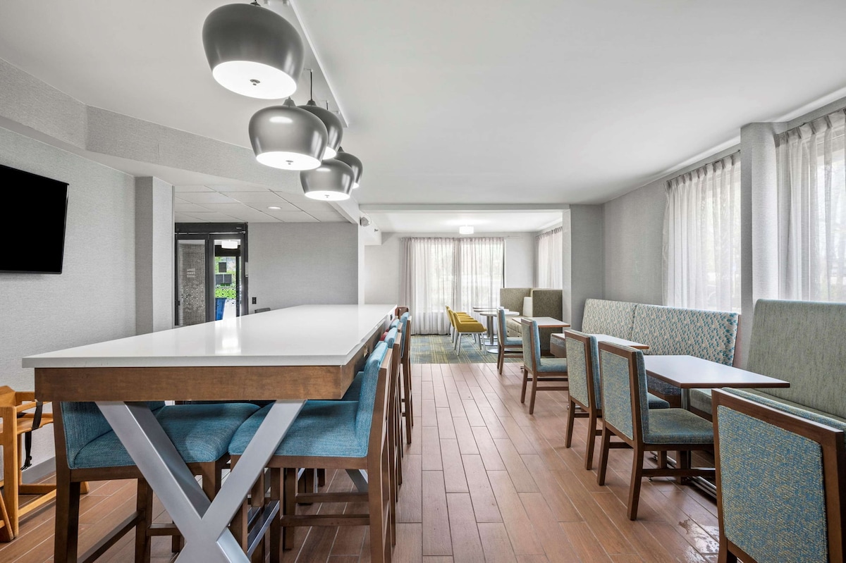 Hampton Inn Cleveland-Westlake - Photo 1