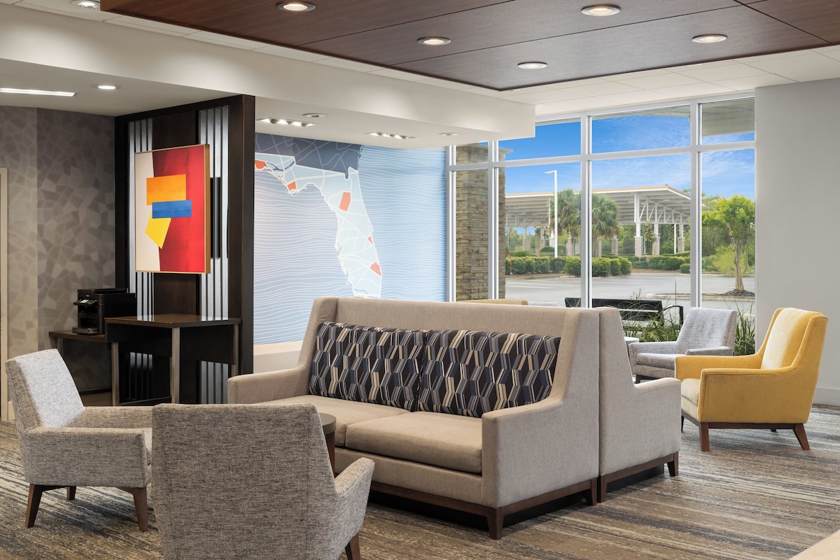 Holiday Inn Express & Suites Tampa East - Ybor City By IHG - Photo 1