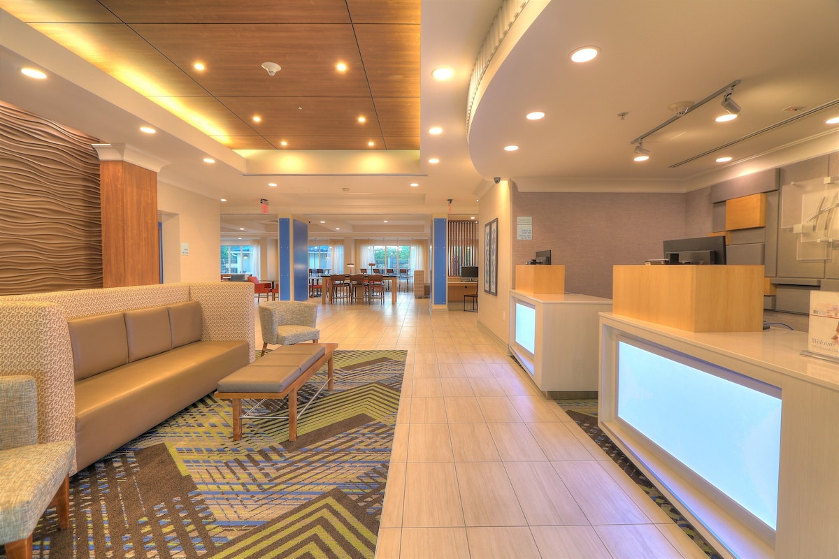 Holiday Inn Express & Suites Mobile/Saraland by IHG - Photo 1