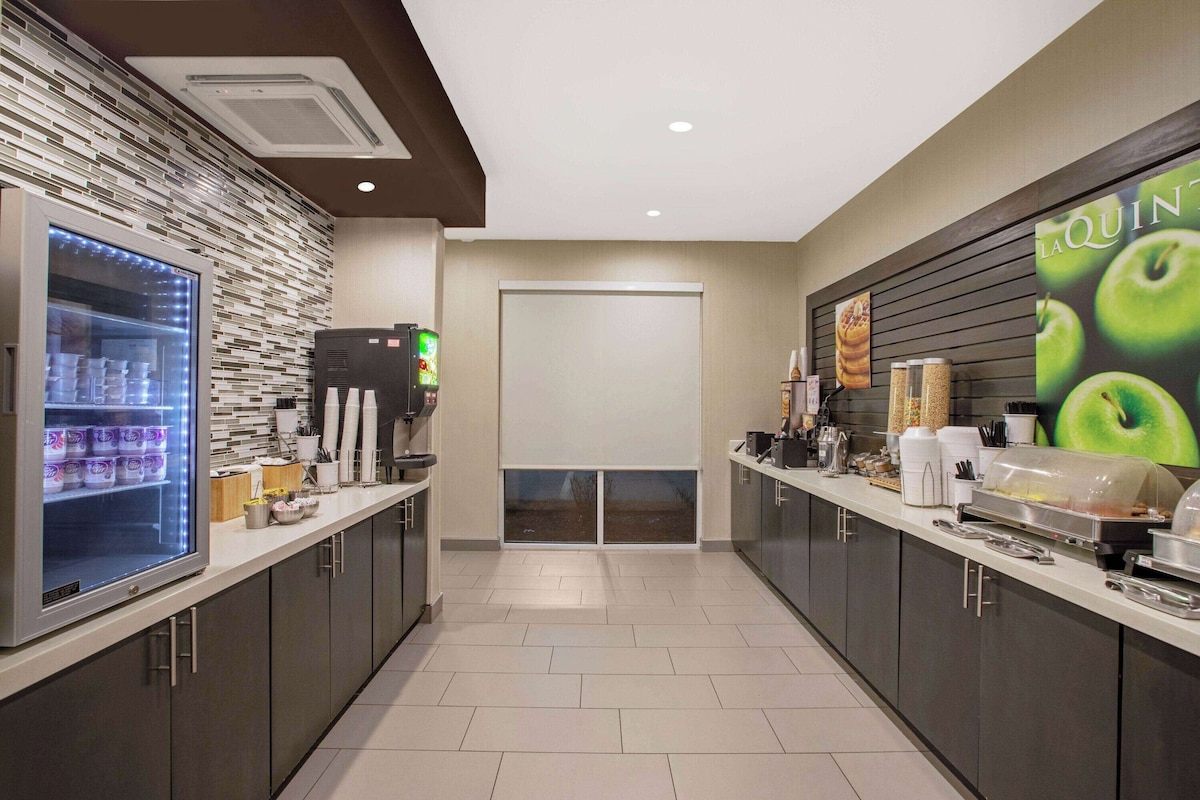 La Quinta Inn & Suites By Wyndham Fayetteville - Photo 1