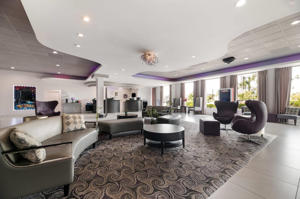 Clarion Inn & Suites Across From Universal Orlando Resort - Photo 1