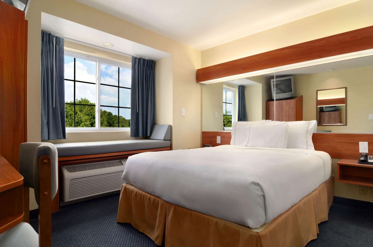 Microtel Inn & Suites by Wyndham Huntsville - Photo 1