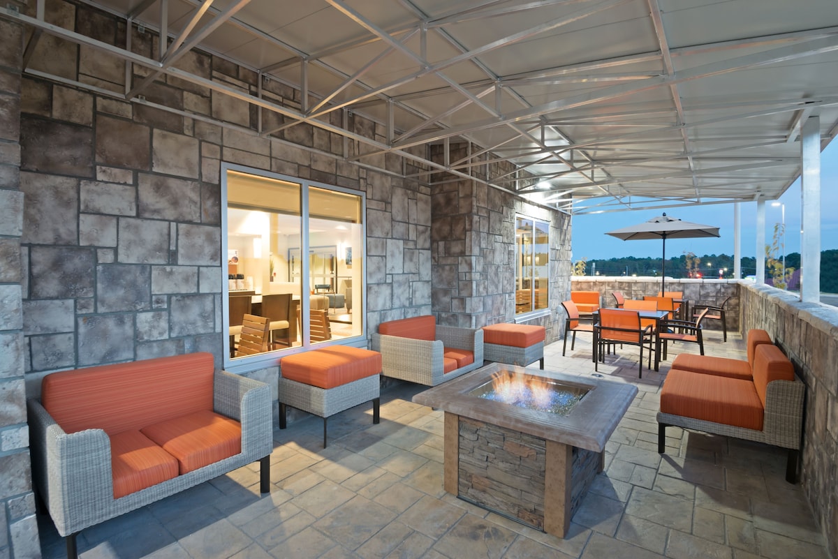 Holiday Inn Express & Suites Hot Springs By IHG - Photo 1
