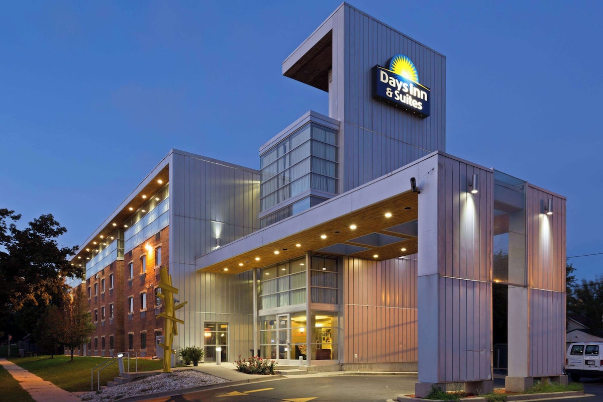 Days Inn & Suites by Wyndham Milwaukee - Photo 1