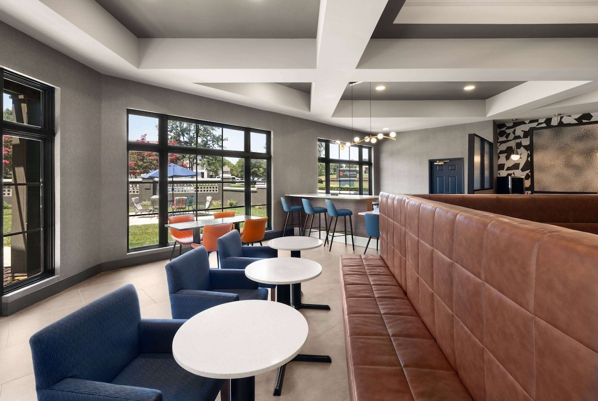 La Quinta Inn & Suites By Wyndham Greensboro NC - Photo 1