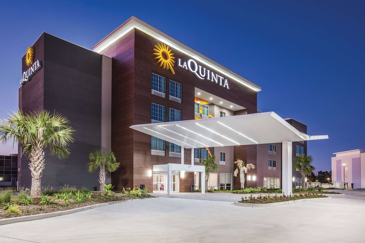 La Quinta Inn & Suites by Wyndham Baton Rouge - Port Allen - Photo 1