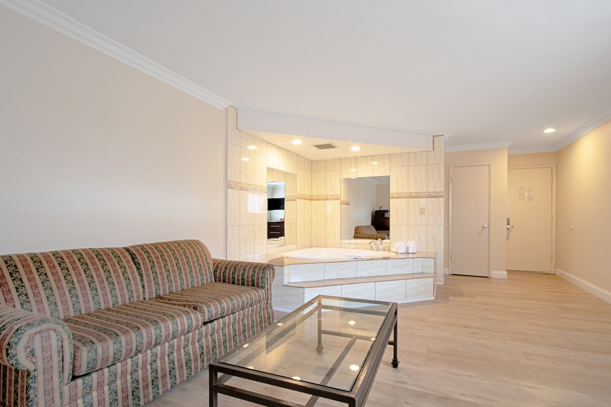 Red Roof Inn & Suites Monterey - Photo 1