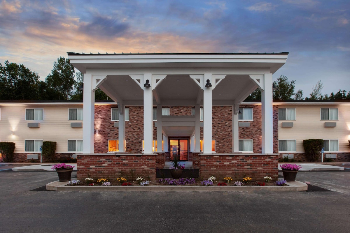 AmericInn by Wyndham Petoskey - Photo 1