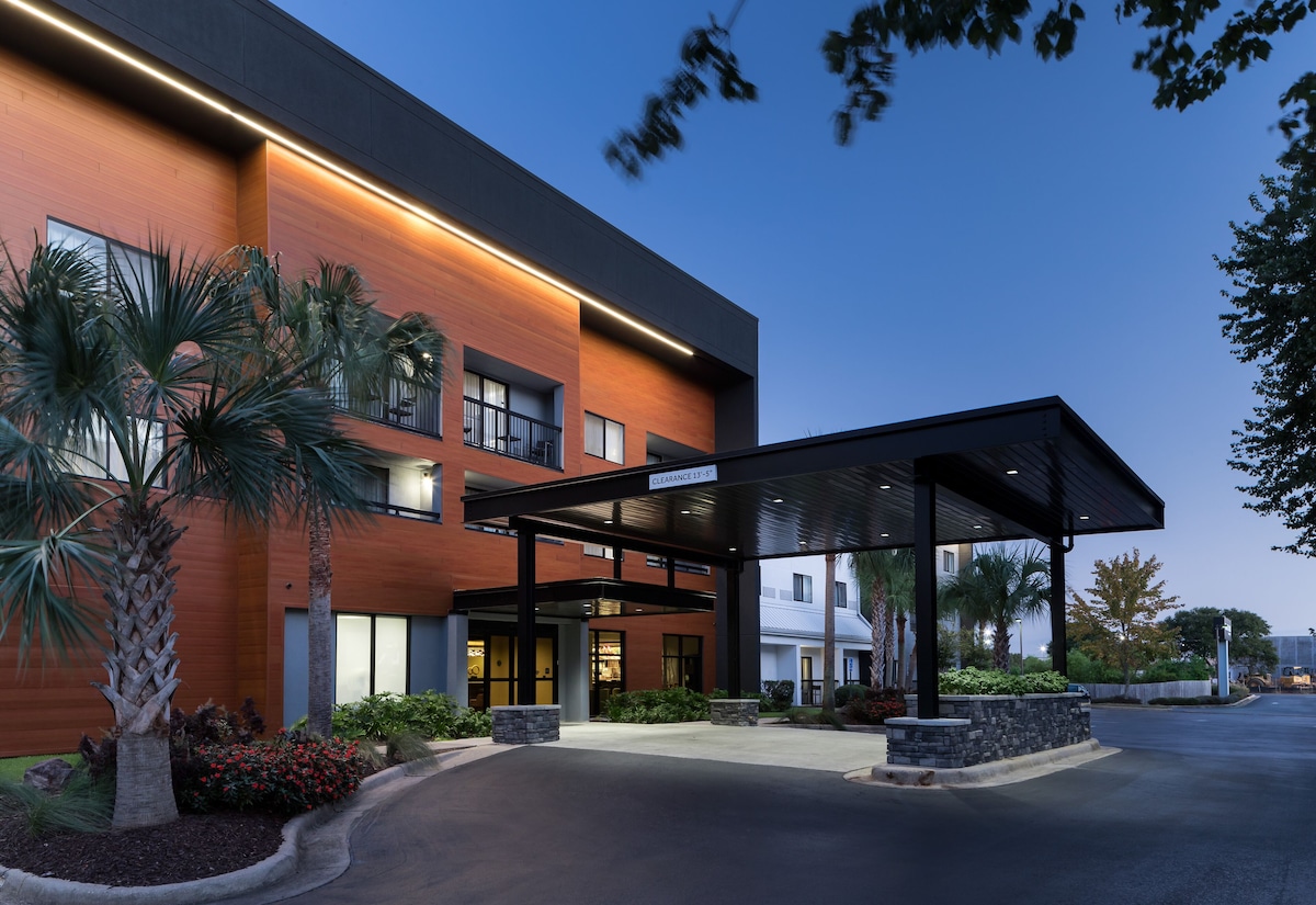 Courtyard by Marriott Pensacola - Photo 1