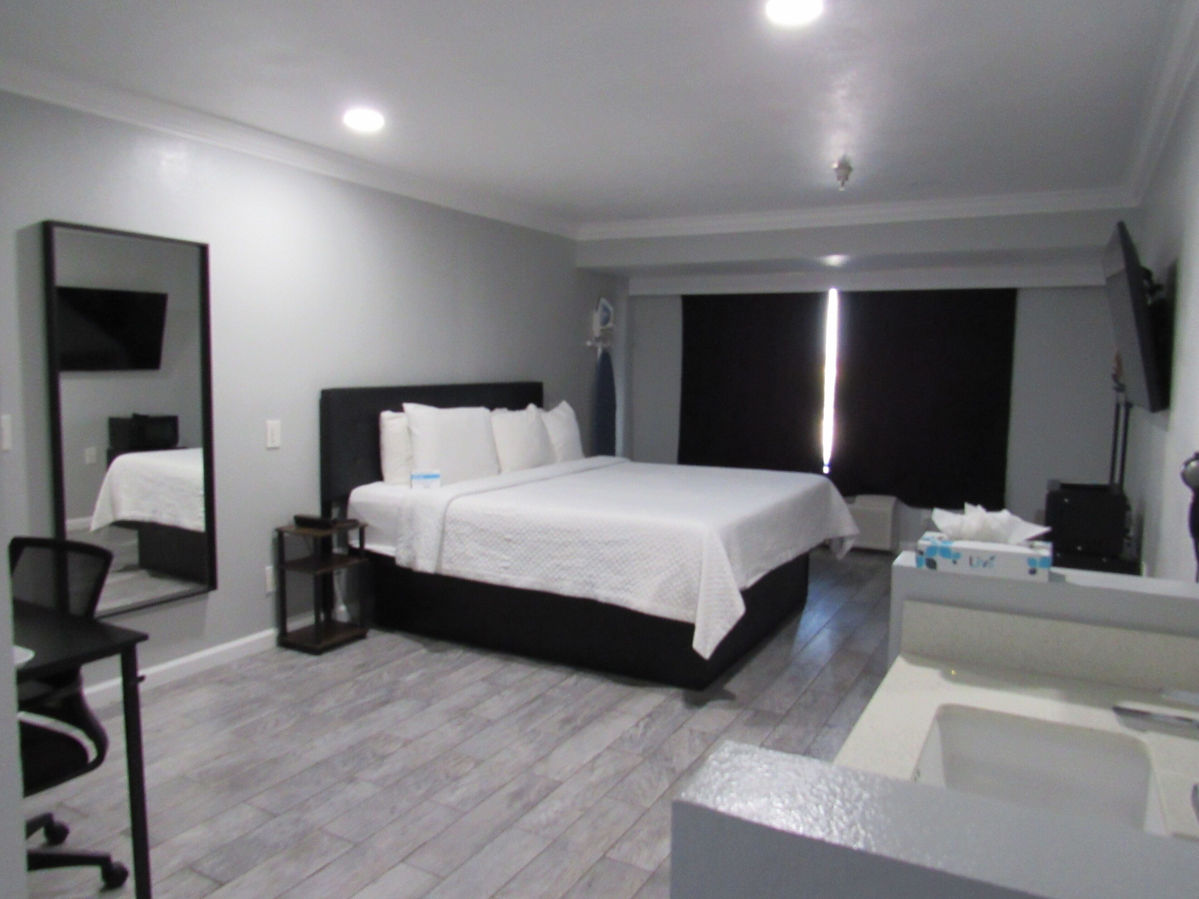 Capri Suites Anaheim - Photo 1
