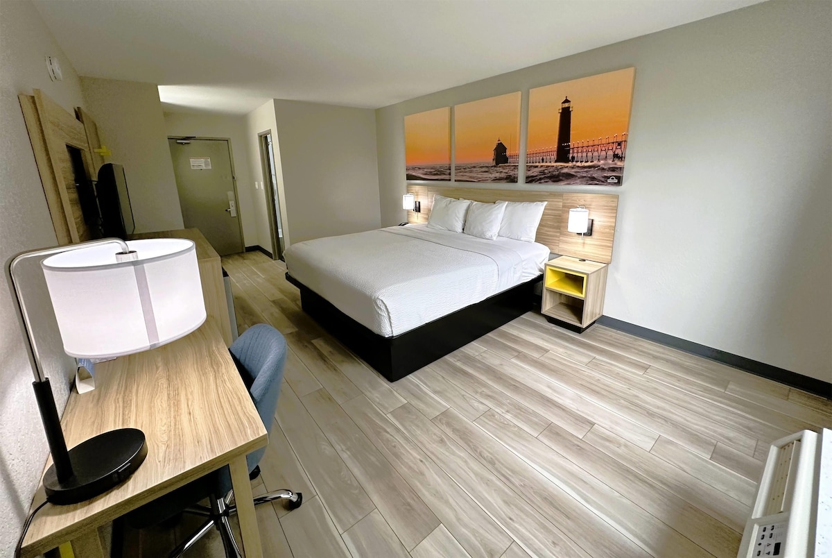 Days Inn by Wyndham Holland - Photo 1