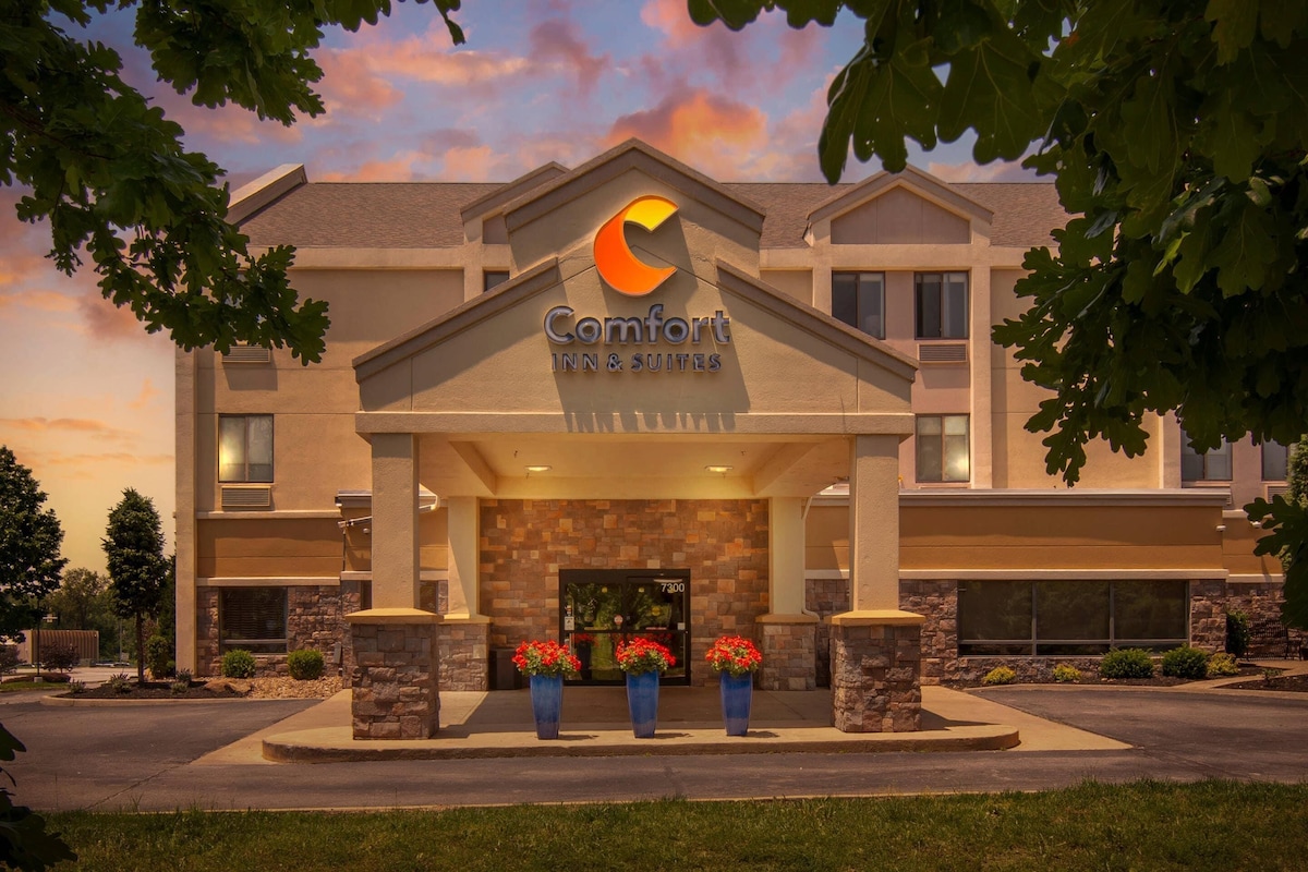Comfort Inn & Suites Kansas City - Northeast - Photo 1