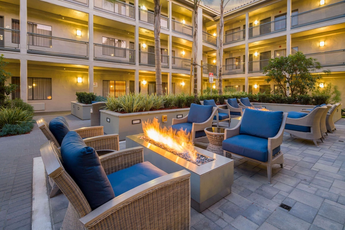 La Quinta Inn & Suites by Wyndham Orange County Airport - Photo 1