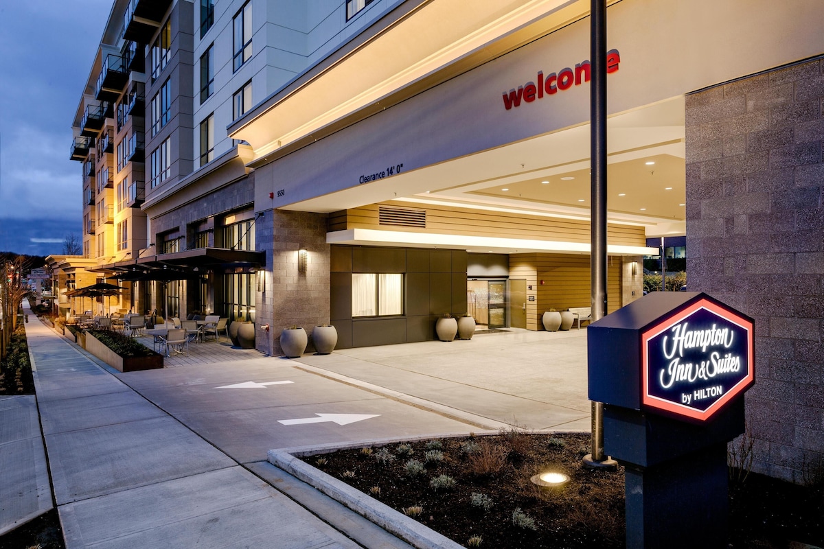 Hampton Inn & Suites by Hilton Seattle/Northgate - Photo 1