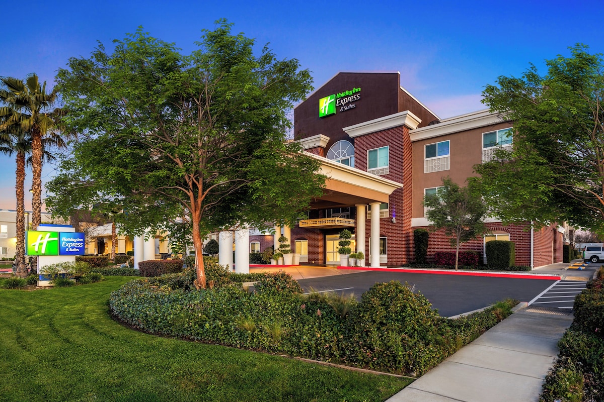 Holiday Inn Express & Suites Sacramento Ne Cal Expo By IHG - Photo 1