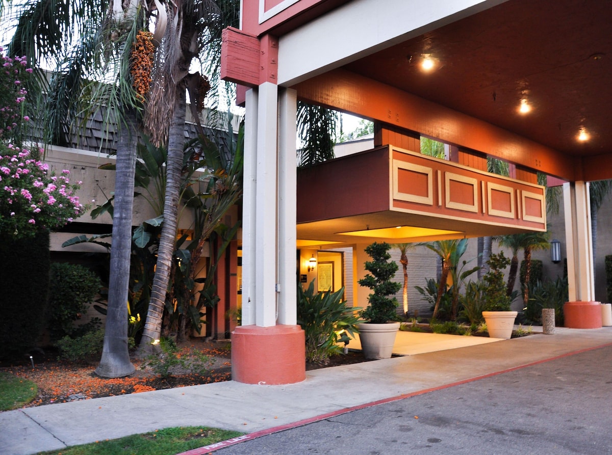 Piccadilly Inn Airport - Photo 1